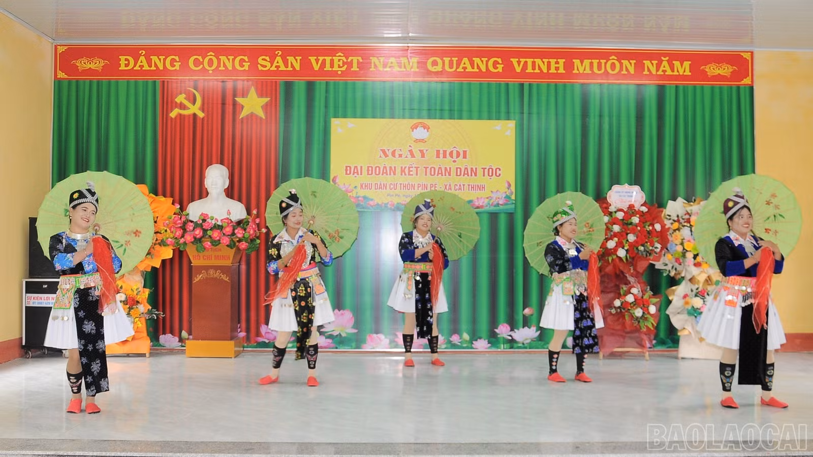 Tiết mục văn nghệ của thôn Pín Pé tại ngày hội.