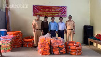 Tuyên truyền, phổ biến kiến thức về trật tự, an toàn giao thông đường thủy cho người dân thôn Cốc Rế