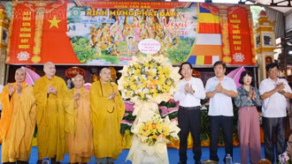 Trưởng Ban Tuyên giáo và Dân vận Tỉnh ủy Dương Đức Huy dự Lễ Phật đản tại Chùa Tân Bảo