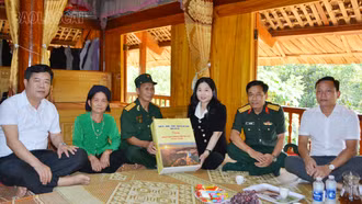 Đồng chí Vũ Thị Hiền Hạnh - Phó Chủ tịch UBND tỉnh thăm, tặng quà gia đình chính sách xã Nghĩa Đô