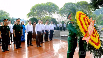 Thủ tướng Chính phủ Lê Minh Hưng dâng hương tưởng niệm các Anh hùng liệt sĩ tại Nghĩa trang Liệt sĩ trung tâm tỉnh Lào Cai