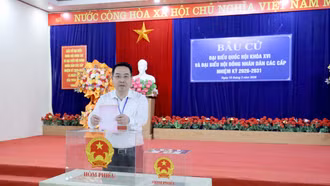 Chủ tịch UBND tỉnh Nguyễn Tuấn Anh dự khai mạc, bỏ phiếu bầu cử và kiểm tra công tác bầu cử tại một số khu vực bỏ phiếu ở xã Yên Bình