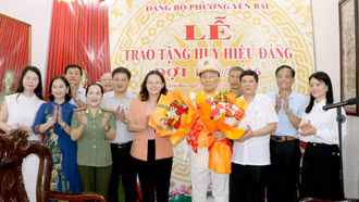 Phó Bí thư Tỉnh ủy Giàng Thị Dung trao tặng Huy hiệu Đảng tại phường Yên Bái
