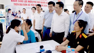 Chủ tịch UBND tỉnh Nguyễn Tuấn Anh kiểm tra công tác khám sức khỏe định kỳ, khám sàng lọc miễn phí cho Nhân dân tại xã Yên Bình