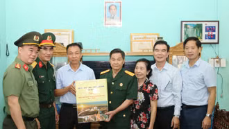 Các đoàn công tác của tỉnh thăm, tặng quà gia đình chính sách nhân dịp 30/4