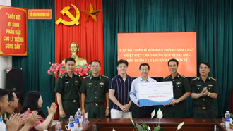 Thứ trưởng Bộ Y tế Nguyễn Tri Thức thăm, tặng quà cán bộ, chiến sĩ Đồn Biên phòng Nậm Chảy