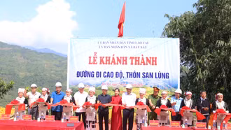 Phó Bí thư Thường trực Tỉnh ủy, Chủ tịch HĐND tỉnh Hoàng Giang dự lễ phát động xây dựng 29,3 km đường giao thông nông thôn tại xã Bát Xát