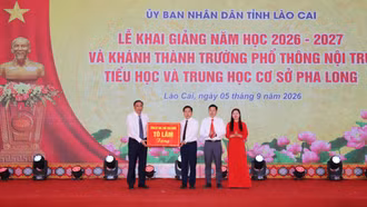 Phó Bí thư Thường trực Tỉnh ủy Hoàng Giang dự lễ khánh thành và khai giảng năm học mới tại Trường Phổ thông nội trú TH&THCS Pha Long