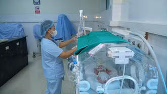 Lào Cai: Cứu sống trẻ sinh non 27 tuần, nặng 700 gram