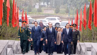 Đoàn đại biểu Tỉnh ủy, HĐND, UBND, Ủy ban MTTQ Việt Nam, Đoàn đại biểu Quốc hội tỉnh dâng hương tưởng nhớ Bác Hồ và các anh hùng liệt sĩ