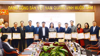 Chủ động kiểm tra tổ chức đảng, đảng viên khi có dấu hiệu vi phạm