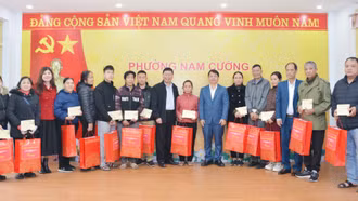 Đồng chí Đỗ Trường Sơn, Bí thư Thành ủy Lào Cai thăm, tặng quà hộ dân bị thiệt hại nhà tại thành phố Lào Cai