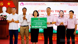Trao tặng 100 suất quà tri ân người có công với cách mạng