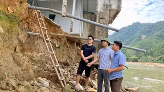 Lãnh đạo xã Phong Dụ Thượng kiểm tra tình hình thiệt hại do bão lũ.
