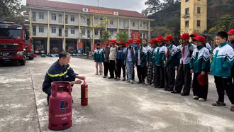 Hơn 400 học sinh tham gia trải nghiệm thực hành kỹ năng chữa cháy, cứu nạn, cứu hộ
