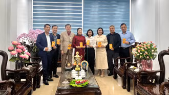 Hiệp hội Doanh nghiệp Nam Lào Cai thăm, tặng quà doanh nghiệp trong khối