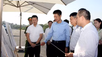 Phó Bí thư Tỉnh ủy Nguyễn Thế Phước kiểm tra tiến độ giải phóng mặt bằng Khu công nghiệp Trấn Yên