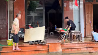 Người dân khẩn trương dọn dẹp sau lũ