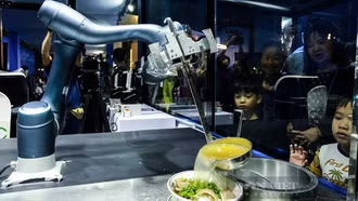 Người Hà Nội tiếp tục được trải nghiệm 'Robot nấu phở' tại phố cổ Hà Nội