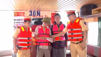 Trên 60 trường hợp vi phạm trật tự an toàn giao thông bị xử lý trên hồ Thác Bà