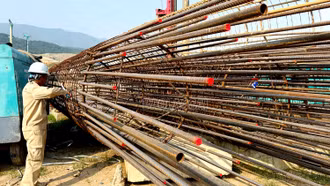 Giá thép và xi măng tăng khiến doanh nghiệp xây dựng lo lắng