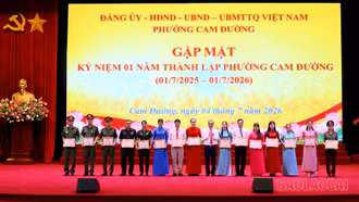 Phó Bí thư Tỉnh ủy Giàng Thị Dung dự lễ gặp mặt, tri ân nhân kỷ niệm 01 năm thành lập phường Cam Đường