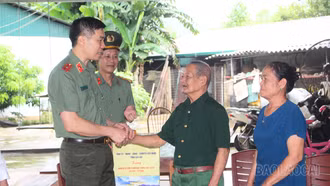 Thiếu tướng Cao Minh Huyền - Giám đốc Công an tỉnh thăm, tặng quà người có công ở xã Thác Bà