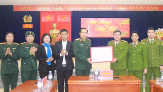 Thiếu tướng Đặng Quốc Đồng kiểm tra, tặng quà Tết tại xã Yên Bình