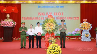 Thiếu tướng Cao Minh Huyền - Giám đốc Công an tỉnh dự Ngày hội Toàn dân bảo vệ an ninh Tổ quốc xã Yên Bình