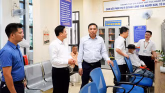 Phó Bí thư Thường trực Tỉnh ủy Hoàng Giang kiểm tra hoạt động của Trung tâm Dịch vụ hành chính công xã Mậu A