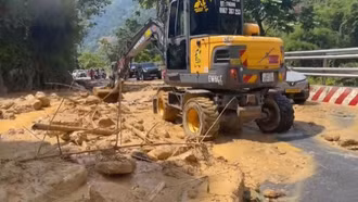 Bùn đất tràn xuống Quốc lộ 4D, giao thông qua xã Cốc San bị ảnh hưởng cục bộ