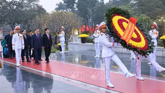 Các đại biểu dự Đại hội XIV của Đảng viếng Chủ tịch Hồ Chí Minh