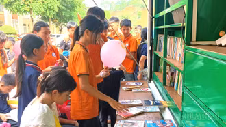 Trịnh Tường lan tỏa văn hóa đọc, trao tặng tủ sách cho cộng đồng vùng biên