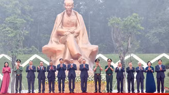 Khánh thành Tượng đài 'Bác Hồ với ngày hội non sông' tại Đền Hùng