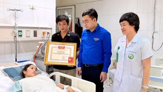 Cô giáo bị xe tải cán khi cứu học sinh được trao Huy hiệu 'Tuổi trẻ dũng cảm'