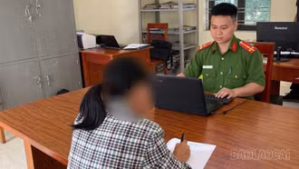 Xử phạt 750.000 đồng người phụ nữ vứt rác thải bừa bãi tại xã Khánh Hòa
