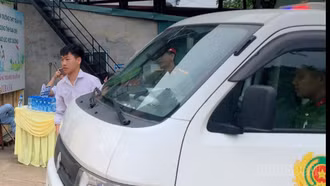 Công an xã Đông Cuông kịp thời hỗ trợ thí sinh đến điểm thi đúng giờ