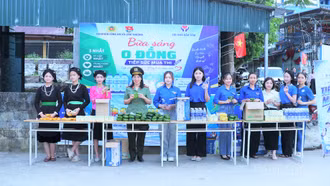 Công an Lào Cai đồng hành, tiếp sức sĩ tử trong ngày thi đầu tiên