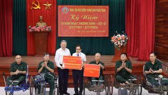 Tặng quà gần 1,6 triệu người có công dịp kỷ niệm ngày Thương binh - Liệt sĩ