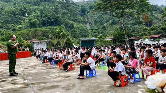 Hơn 350 thầy cô và học sinh Trường TH&THCS Mường Vi được tuyên truyền pháp luật