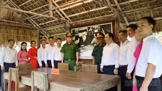 Đảng ủy xã Mù Cang Chải dâng hương tưởng niệm Chủ tịch Hồ Chí Minh tại ATK Định Hóa