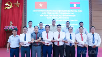 Huyện Mường Ét, tỉnh Hua Phăn (Lào) thăm và trao đổi, học tập kinh nghiệm tại xã Bản Lầu