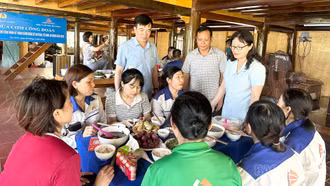 Công đoàn xã Yên Bình tổ chức “Bữa cơm Công đoàn” cho người lao động