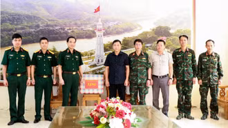 Thiếu tướng Đặng Quốc Đồng thăm hỏi, động viên Đội tìm kiếm, quy tập hài cốt liệt sĩ tại xã Bát Xát