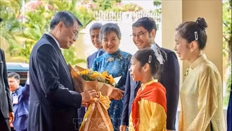 Thủ tướng Lê Minh Hưng gặp cộng đồng người Việt, các cơ quan đại diện tại Campuchia