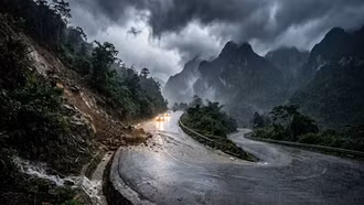 Thời tiết ngày 27/8: Lào Cai và các tỉnh miền Bắc mưa to, dông sét bao trùm, cảnh báo lốc, mưa đá và gió giật mạnh