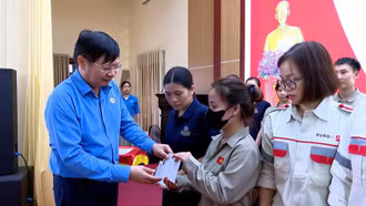 Đoàn Chủ tịch Tổng Liên đoàn Lao động Việt Nam thăm, tặng quà công nhân, người lao động tỉnh Lào Cai