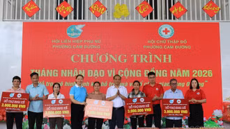 Phường Cam Đường trao quà, hỗ trợ sinh kế trong “Tháng Nhân đạo 2026”