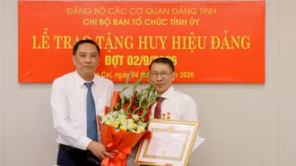 Phó Bí thư Thường trực Tỉnh ủy Hoàng Giang dự Lễ trao tặng Huy hiệu Đảng tại Ban Tổ chức Tỉnh ủy 
