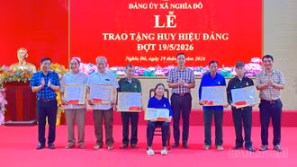 Nghĩa Đô, Bản Xèo trao tặng Huy hiệu Đảng đợt 19/5 cho các đảng viên